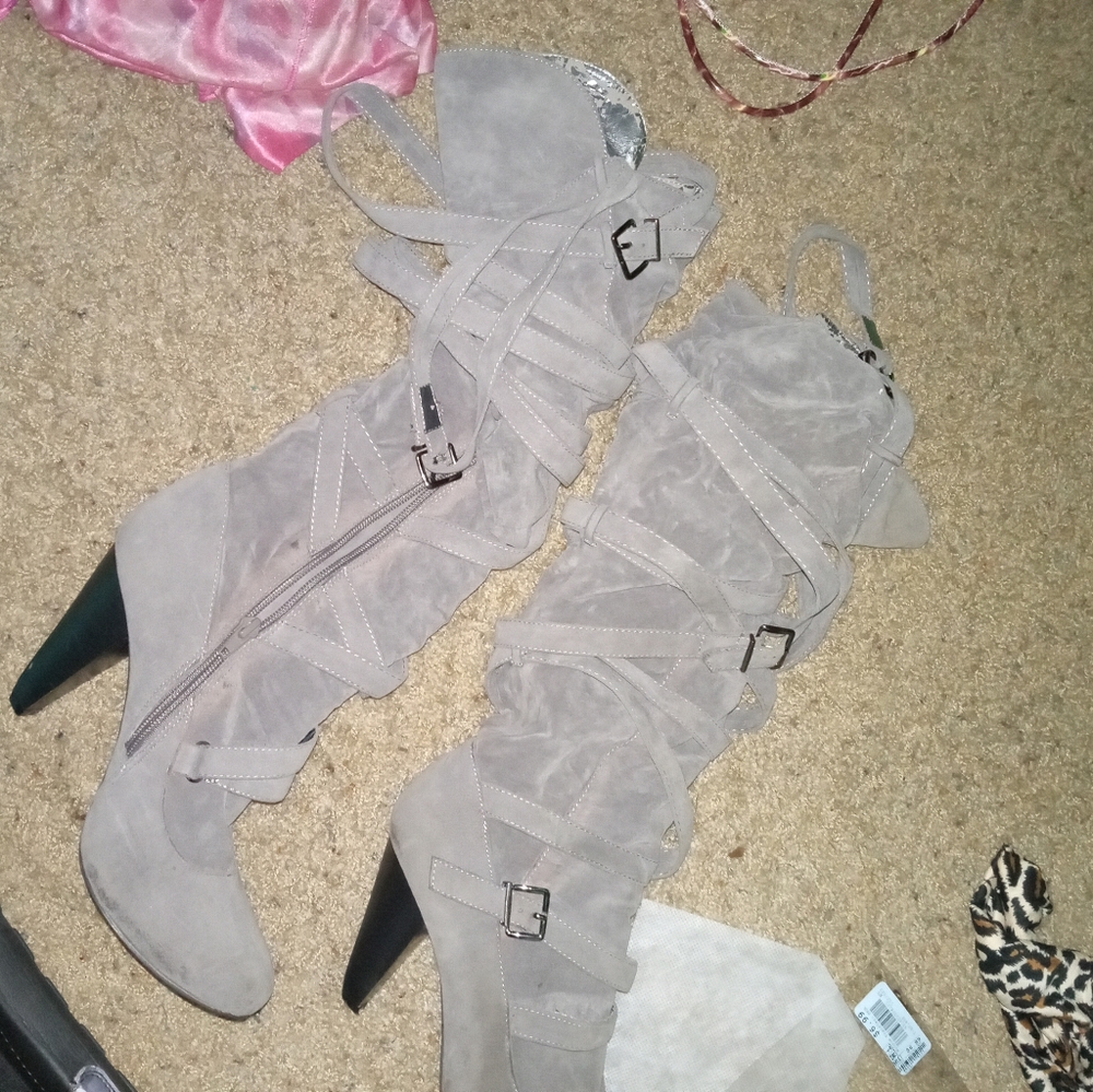 Women boots size 8